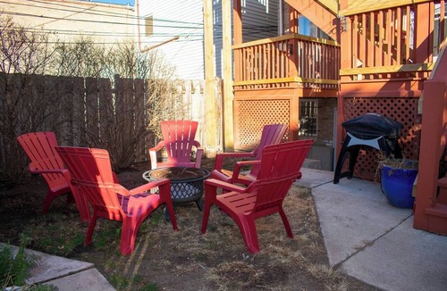 Lincoln Park Apartment | Ashland House: a roomy 3BR/2BA duplex with a rooftop deck, on the Lincoln Park border.