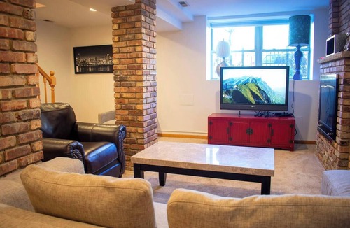 Lincoln Park Apartment | Ashland House: a roomy 3BR/2BA duplex with a rooftop deck, on the Lincoln Park border.