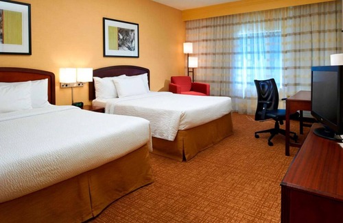 West Dundee Resort | Attractions Nearby! 4 Pet-Friendly Units, Pool, FREE Parking, Close to NOW Arena