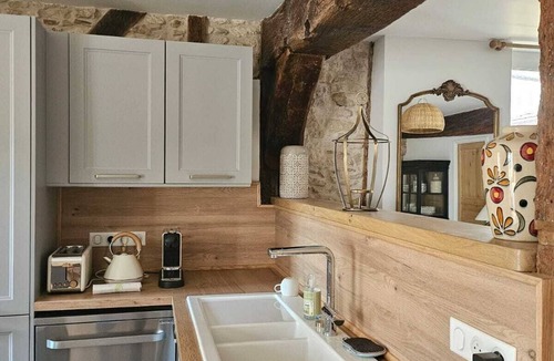 Bourges Apartment | Aux 3 Maillets 1. Beautiful apartment in a 16th-century house.