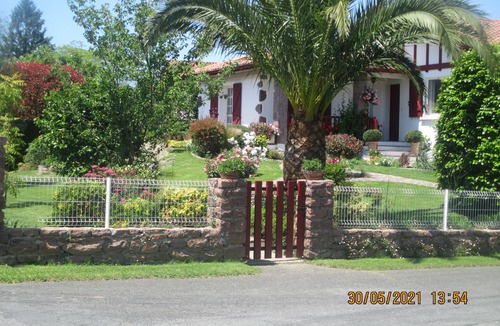 Ustaritz Apartment | Basque country between sea and mountains, quiet ground floor apartment with garden