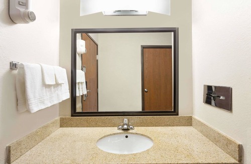 Beloit Hotel | Baymont by Wyndham Beloit