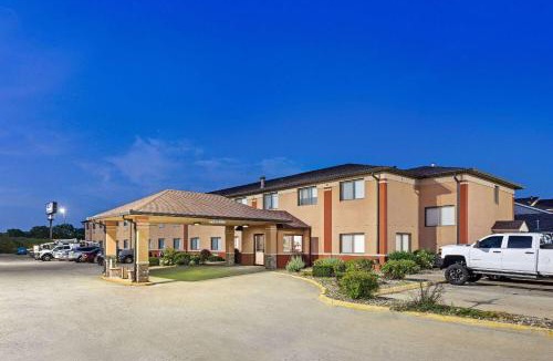 Waterloo Hotel | Baymont by Wyndham Waterloo