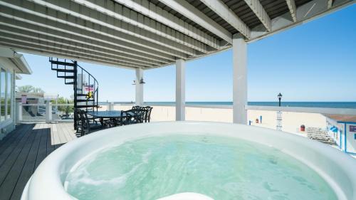 South Haven House | Beach Glass Cottage on North Beach w/Hot Tub - Unforgettable Views