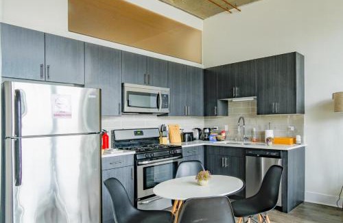 Near South Side Apartment | Beautiful 2BR with Smart TV, Gym Access & Parking Close to McCormick Place, Museums & Lake Michigan