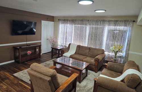 Wauwatosa Apartment | Beautiful 4-bedroom AC apartment on the border of Wauwatosa and Brookfield.