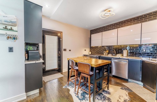 West Bucktown Apartment | Beautiful duplex in the heart of bucktown.
