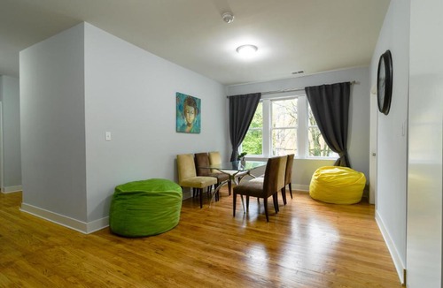 Irving Park Apartment | Beautiful Irving Park 4BR apartment