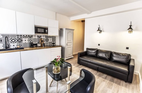 La Joliette Apartment | Beautiful modern renovation in the heart of Panier
