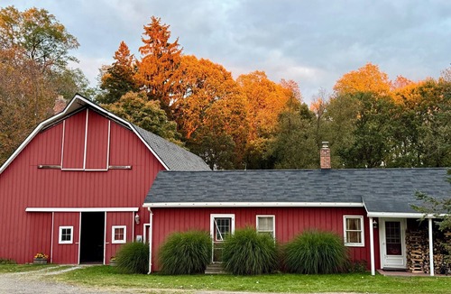Metamora House | Beautifully Restored Five Bedroom 1860 Barn