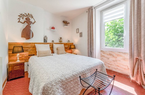 Saint-Martin-de-Crau Bed & Breakfast | Bed and Breakfast 'Aux Portes Des Alpilles' with Shared Pool, Wi-Fi and Air Conditioning