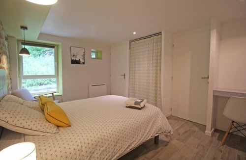 Bersac-sur-Rivalier Bed & Breakfast | Bed and Breakfast 'Du Rez De Chaussée' with Private Terrace, Shared Garden and Wi-Fi