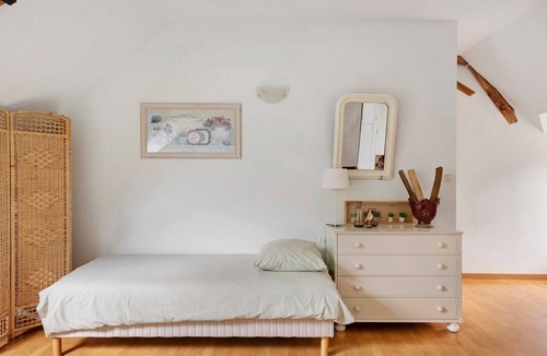 Rigny-Usse Bed & Breakfast | Bed and Breakfast 'Les Sept Arpents' with Shared Garden and Wi-Fi