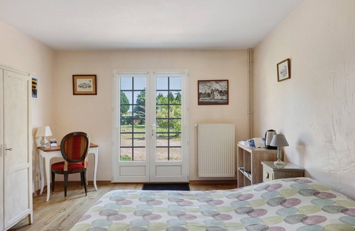 Le Controis en Sologne Bed & Breakfast | Bed and Breakfast 'Chambre Lavande' with Shared Pool, Shared Garden and Wi-Fi