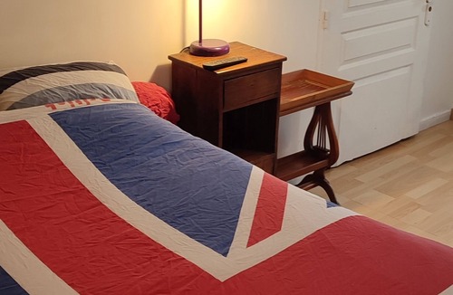 La Croix-Saint-Leufroy Bed & Breakfast | Bedroom with private shower room and WC