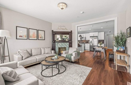 Lower East Side Apartment | BEST Location in Milwaukee, Luxe 3BR, Free Parking