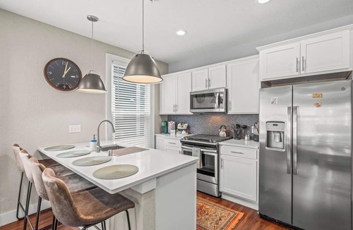 Lower East Side Apartment | BEST Location in Milwaukee, Luxe 3BR, Free Parking