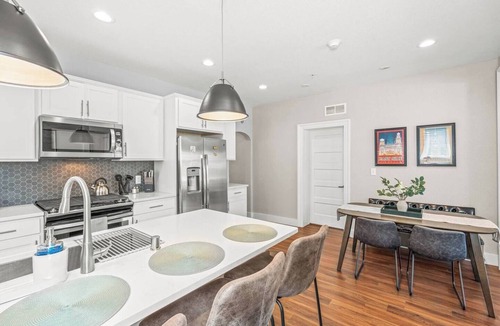 Lower East Side Apartment | BEST Location in Milwaukee, Luxe 3BR, Free Parking