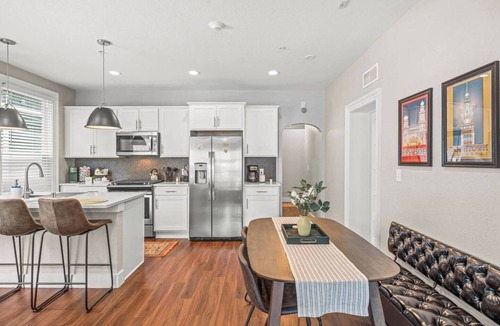 Lower East Side Apartment | BEST Location in Milwaukee, Luxe 3BR, Free Parking