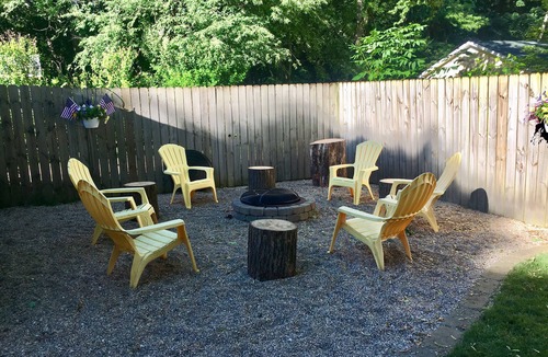 Union Pier Cottage | Best location-Room for all. Steps to the beach easy stroll to town. Private yard