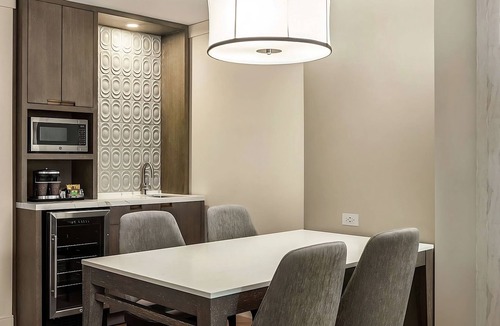 Streeterville Hotel | Best Value, Quality Stay! Outdoor Pool, Parking Onsite, Near Ohio Street Beach