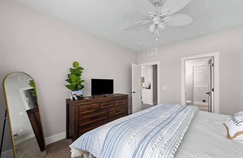 Bettendorf House | Bettendorf Gem: 2BR Condo w/King Bed & Garage