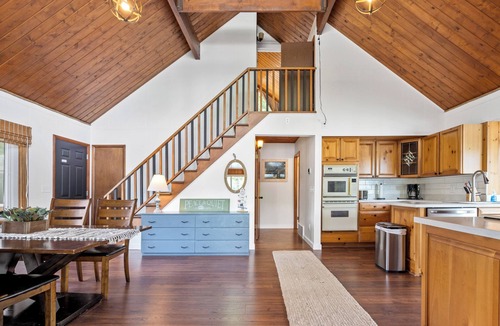 Irons Cottage | Big Bass Lake Retreat-Hot Tub, Wi-Fi, Kayaks