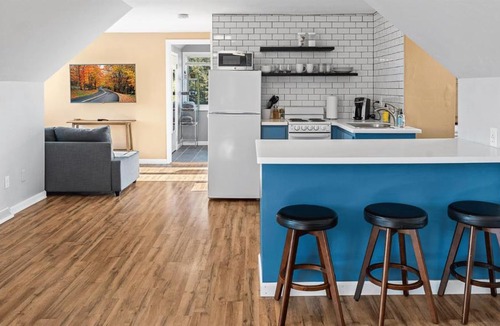 Ephraim Apartment | Bird's Nest- Perfect Retreat for 2, Studio Above Bakery, Dogs!