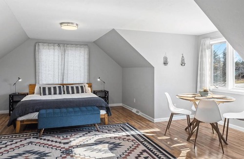 Ephraim Apartment | Bird's Nest- Perfect Retreat for 2, Studio Above Bakery, Dogs!