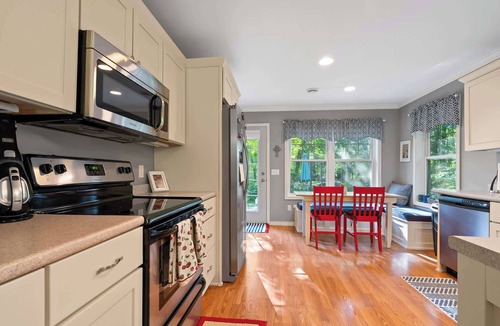 Fish Creek Cottage | Blue Bear Cottage: Serene Fish Creek Escape