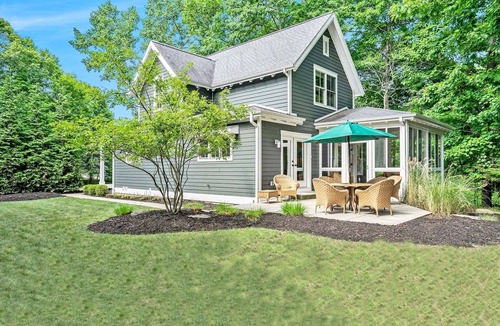 Douglas House | Blue Ivy: Walk to Lake Michigan & Downtown Douglas, Bike Path, Fireplace