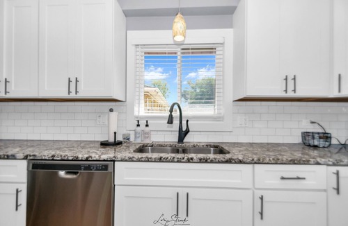 York Center House | Blue Oasis- cozy modern ranch near everything.