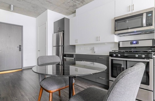 Downtown Chicago Apartment | Blueground | Chicago Loop, pool, nr Millennium Park