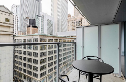 Downtown Chicago Apartment | Blueground | Chicago Loop, pool, nr Millennium Park