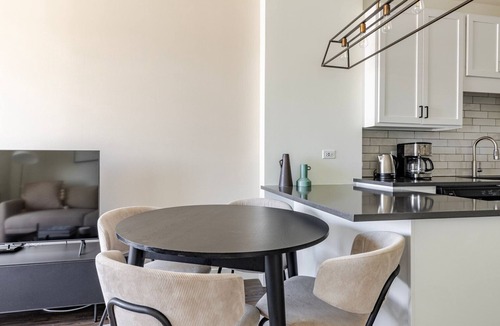 Elmhurst Apartment | Blueground | Elmhurst, pool, nr Elmhurst Art Museum