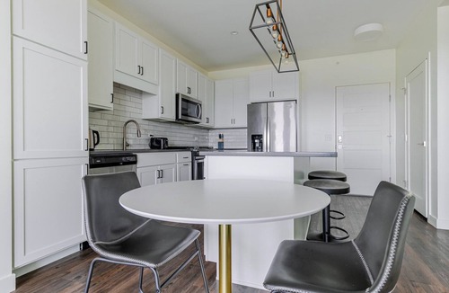 Elmhurst Apartment | Blueground | Elmhurst, pool, nr Elmhurst Art Museum