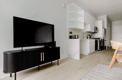 Greektown Apartment | Blueground | Greektown, bbq, gym, nr Willis Tower
