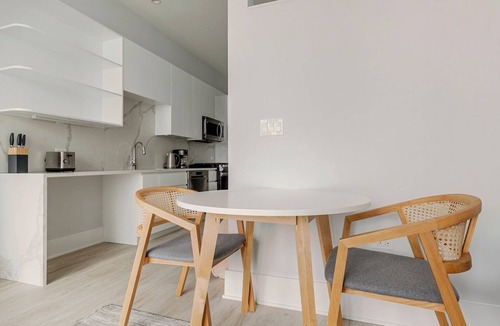 Greektown Apartment | Blueground | Greektown, bbq, gym, nr Willis Tower