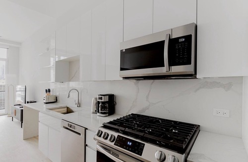 Greektown Apartment | Blueground | Greektown, bbq, gym, nr Willis Tower