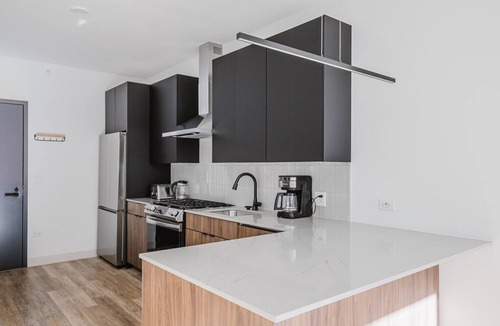 Streeterville Apartment | Blueground | River North, balcony & pool, nr Pier