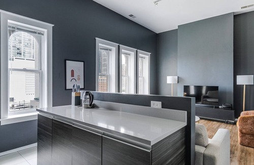 South Loop Apartment | Blueground | South Loop, city view, nr Grant Park