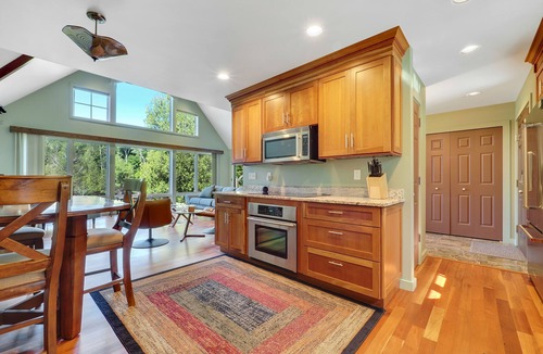 East Jordan House | Boater's Paradise | Lake Charlevoix Island| Private 60' Dock | Dog Friendly!