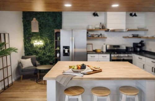 West Town Apartment | Boutique Retreat Private Patio Fire Pit