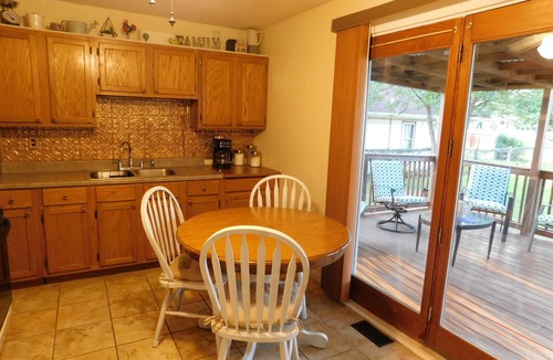 East Peoria House | Bow Wow Meow! Fenced Yard-5 mins to Downtown Peoria