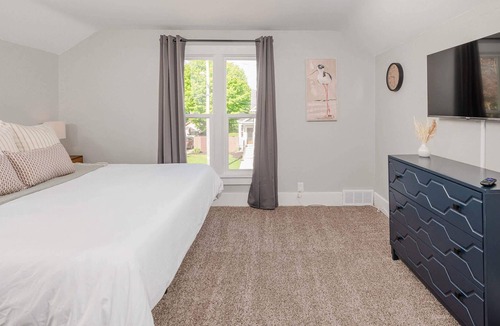 Oshkosh House | Bowen Street Bungalow - 3 bed, 2 bath