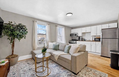 Lower East Side House | Brady St Base, 2BR Flat, Comfortably Sleeps 5