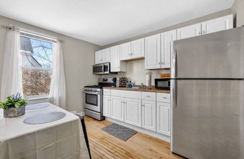 Lower East Side House | Brady St Base, 2BR Flat, Comfortably Sleeps 5