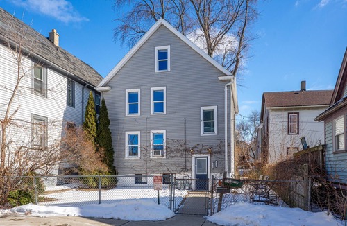 Lower East Side House | Brady St Base, 2BR Flat, Comfortably Sleeps 5