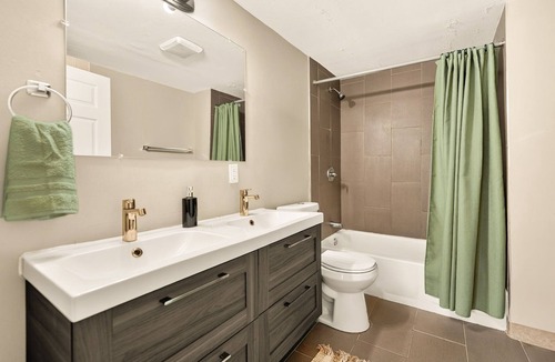 Lower East Side House | Brady St Base, 2BR Flat, Comfortably Sleeps 5