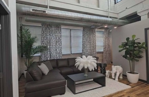 Milwaukee Apartment | Bright 2-bedroom apartment in wonderful Milwaukee area close to downtown
